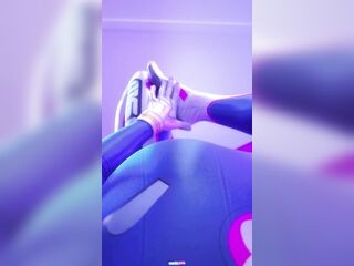 I know how to give fine massages with my feet~