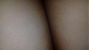 le doy por la cola duro y se mueve muy sexy