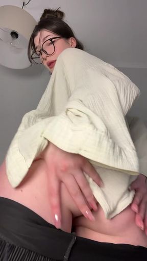 Amateur onlyfan gives a show to her followers