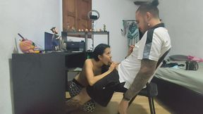 secretaria me chupa la polla y se deja grabar la cara