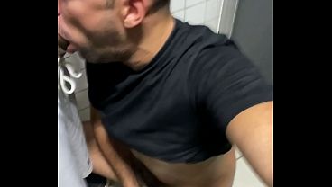 Mavambo mamador de rolas no banheiro publico me pegou de jeito.