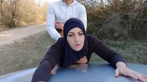 beurette prise contre le capot