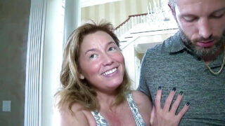 Gypsy Leigh curte sexo anal a três antes de receber uma ejaculação facial