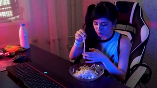 Gamer girl decided to masturbate and eat