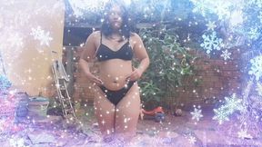 The Body Transforms into an Ice Princess - Cosplay