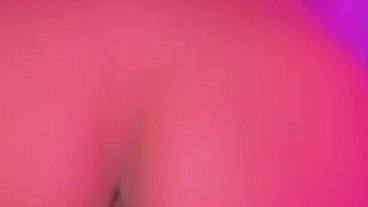 DESPUES DE QUE TERMINE CALIENTE CON MI NOVIO TUVE QUE LLEGAR A MI CASA A MASTURBARME POR LO QUE USO MI JUGUETE FAVORITO ESTE GRAN DILDO QUE ME ABRE MI CULO SIEMPRE HASTA EL FONDO HACIENDOME VIBRAR
