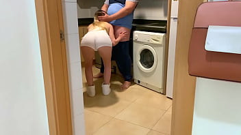 TEEN teniendo sexo en la cocina con un gordo con suerte