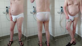 pissen und duschen nach spaziergang in der weissen unterhose