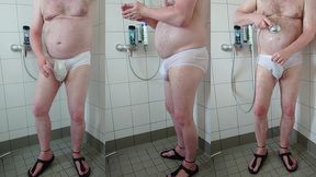 pissen und duschen nach spaziergang in der weissen unterhose