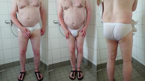 pissen und duschen nach spaziergang in der weissen unterhose