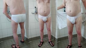 pissen und duschen nach spaziergang in der weissen unterhose