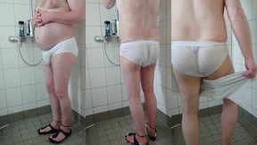 pissen und duschen nach spaziergang in der weissen unterhose