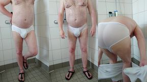 pissen und duschen nach spaziergang in der weissen unterhose