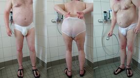 pissen und duschen nach spaziergang in der weissen unterhose