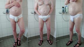pissen und duschen nach spaziergang in der weissen unterhose