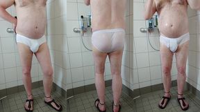 pissen und duschen nach spaziergang in der weissen unterhose