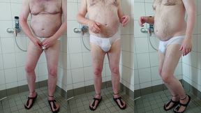 pissen und duschen nach spaziergang in der weissen unterhose