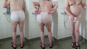 pissen und duschen nach spaziergang in der weissen unterhose