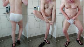 pissen und duschen nach spaziergang in der weissen unterhose