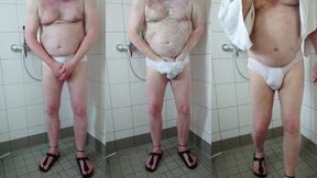 pissen und duschen nach spaziergang in der weissen unterhose