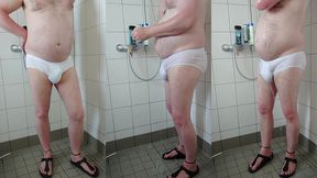 pissen und duschen nach spaziergang in der weissen unterhose