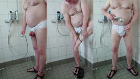 pissen und duschen nach spaziergang in der weissen unterhose
