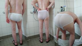 pissen und duschen nach spaziergang in der weissen unterhose
