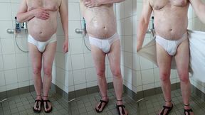 pissen und duschen nach spaziergang in der weissen unterhose