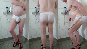 pissen und duschen nach spaziergang in der weissen unterhose