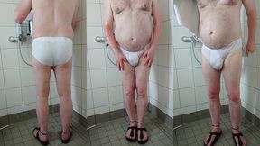pissen und duschen nach spaziergang in der weissen unterhose