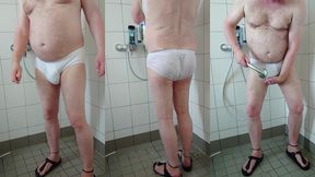 pissen und duschen nach spaziergang in der weissen unterhose