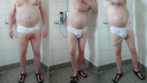 pissen und duschen nach spaziergang in der weissen unterhose