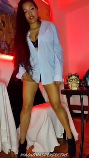 Brunette teen solo scene Maquinasperfectas