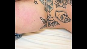 FUDENDO O TATUADO APERTADINHO