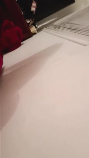 Amateur with a big ass shows off her curves