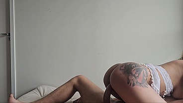 Fui ajudar minha vizinha lactante e ganhei buceta e leitinho de mãe como pagamento part 3 - Completo no Red