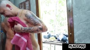 homens tomando banho peladoes parte 1