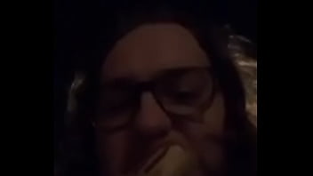 Transseksualny chłopak w loczkach opierdala wielką par&oacute_wkę na prośbę kolegi