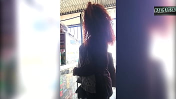 Madura MILF de cabello rizado es pillada en una bodega, ella acepta que le rompa el culo hasta que le duela el estomago a cambio de pagarle sus deudas