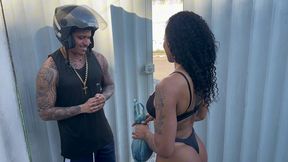 fui fazer uma entrega na favela e a cliente me recebeu desse jeito e eu nao resisti