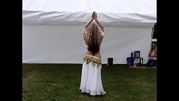 Pregnant Belly Dancer - Oud