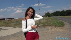 Public Sex Heisse Brünette Latina twerkt auf seinem Schwanz