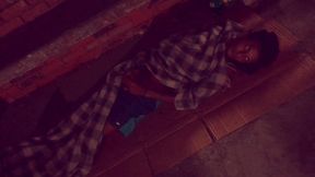 morador de rua fode cuzinho da safada em estrada movimentada