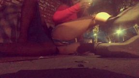 morador de rua fode cuzinho da safada em estrada movimentada