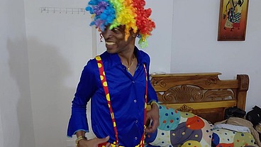 Un payaso con una gigantesca vergota de 25 cm me puso a mamar su pene y luego me folló muy rico. Una trans con un monster cock me dejó el culo abierto