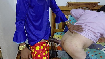 Un payaso con una gigantesca vergota de 25 cm me puso a mamar su pene y luego me folló muy rico. Una trans con un monster cock me dejó el culo abierto