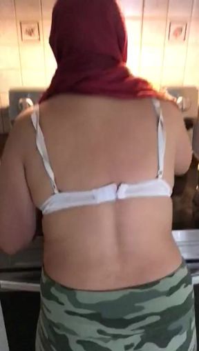 Saudi Arab Maid Gets Assfucked While Cooking