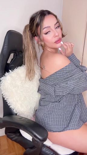 Amateur onlyfan shows off her tits