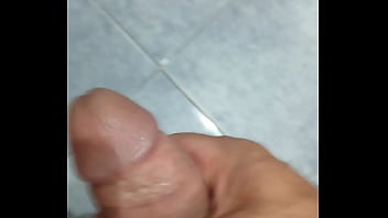 Me masturbo en el ba&ntilde_o