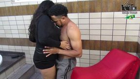 panela velha gosta de mandioca boa. ((( essa cena tem sexo anal. )))